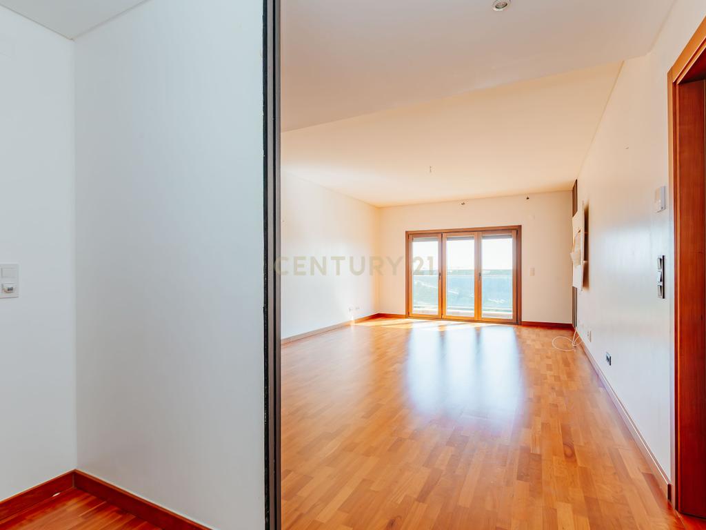 Apartamento T3 com vista da Varanda sobre o Rio Tejo  nos Terraços da Ponte Sacavém - Image 9