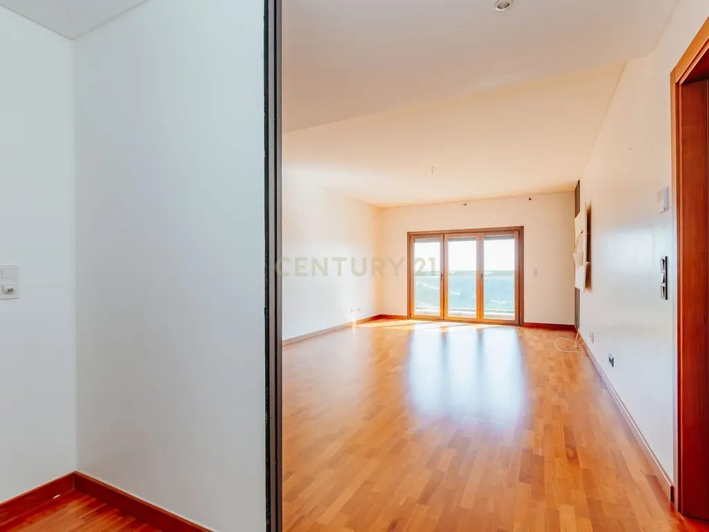 Apartamento T3 com vista da Varanda sobre o Rio Tejo nos Terraços da Ponte Sacavém - Image 9