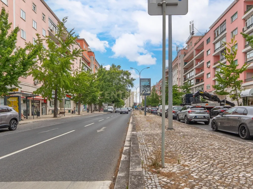 Loja para Arrendamento na Prestigiada Avenida João XXI – Lisboa - Image 14