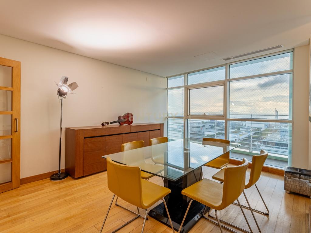T3 Duplex na Torre de São Rafael com Vista Deslumbrante sobre o Tejo no Parque das Nações - Image 2