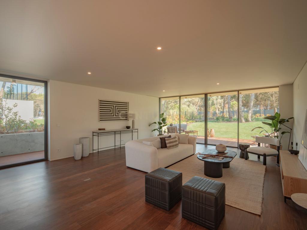 Moradia T4 com Terreno de 1.030m2 em Condomínio Fechado  - Image 3