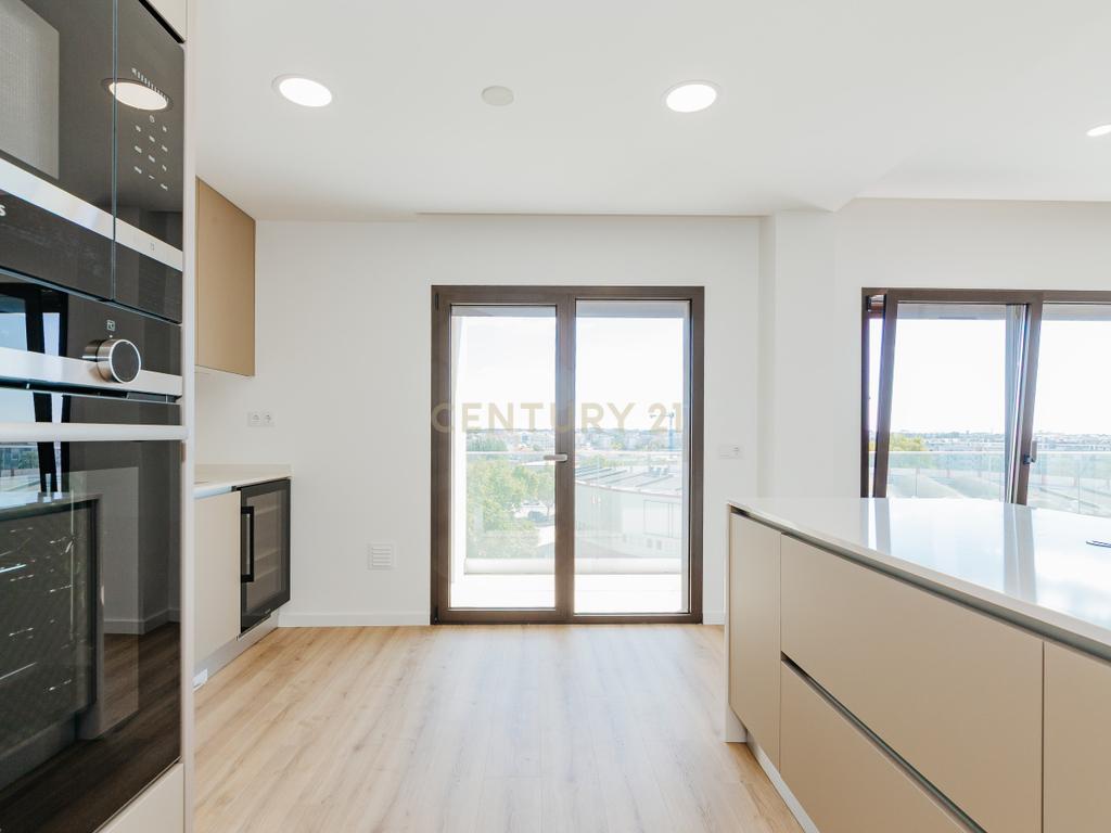 Apartamento T5 Duplex Único com 229 m² — Novo, Sofisticado e com Vista Panorâmica - Image 7