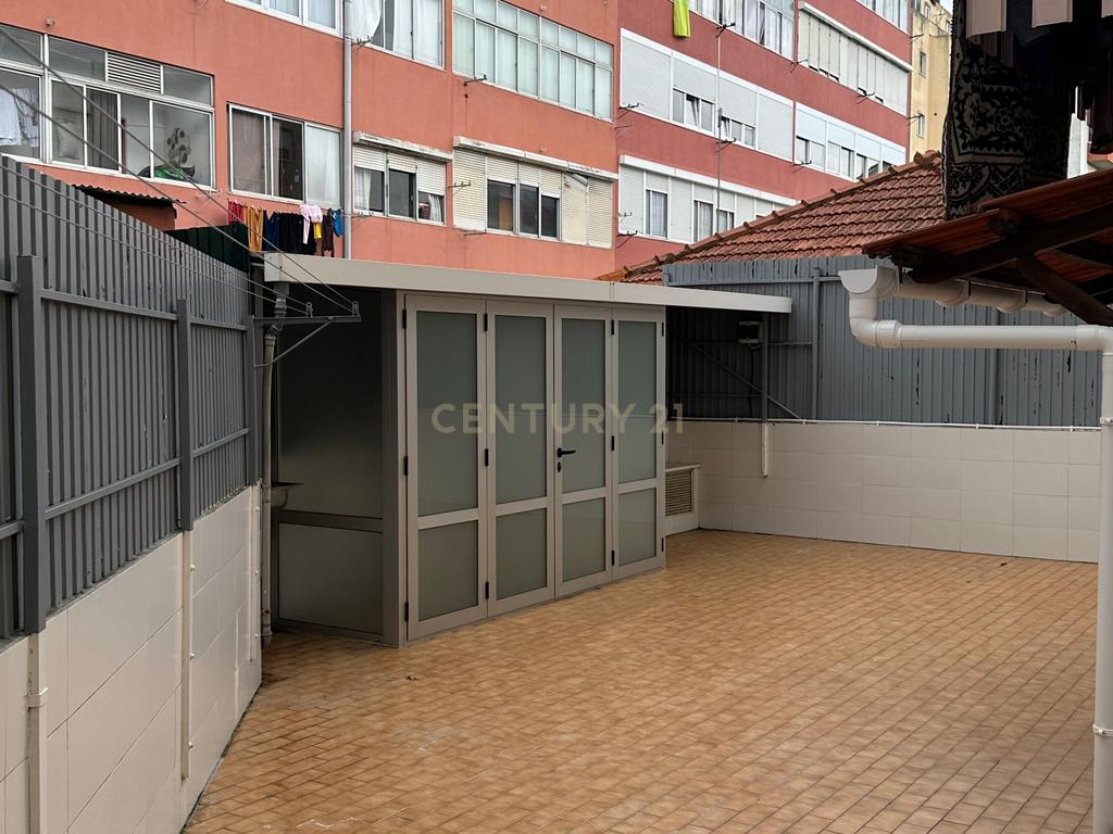 Apartamento T3 com terraço e garagem fechada para Arrendamento – Encosta do Sol - Image 3