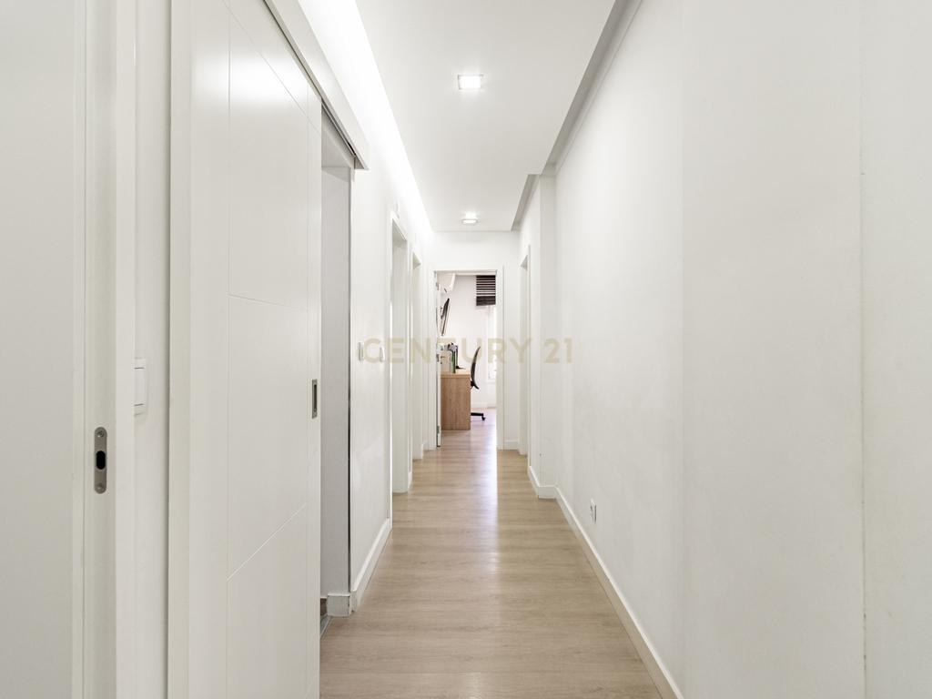 Apartamento T4 convertido em T3 com Closet e Box, Jardim da Radial - Image 18