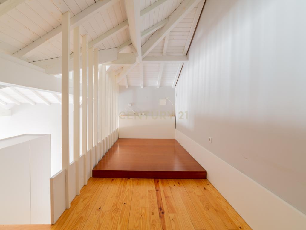 Apartamento com Terraço e Vista Única sobre o Porto – Rua de Santa Teresa - Image 3