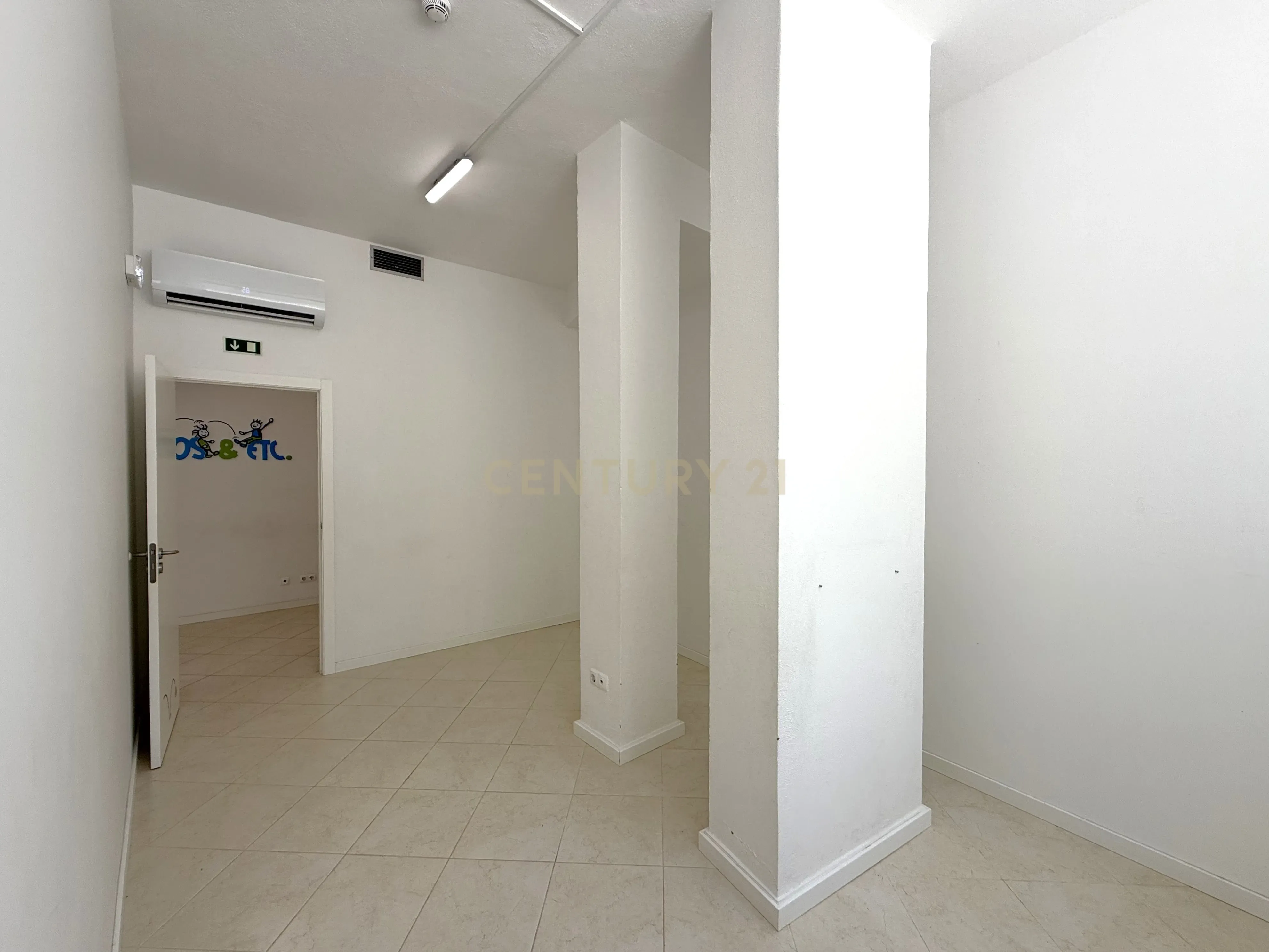 Fotografia 10 de Espaço comercial com montras panorâmicas - Penha, Faro