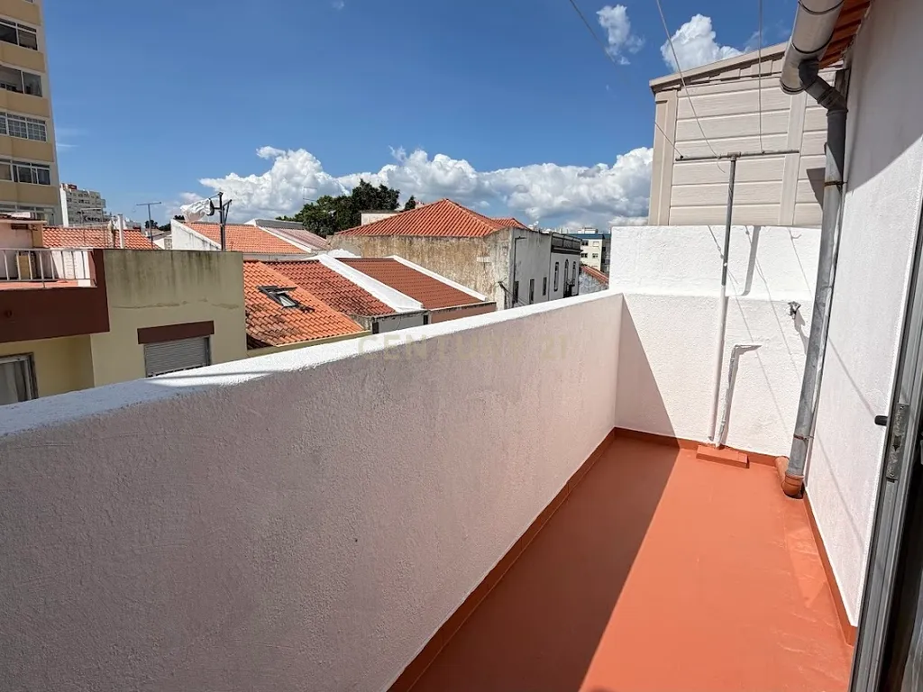 Moradia T2 + 1 no Centro de Portimão | Garagem 55 m² | Potencial + Proximidade às Praias - Image 40