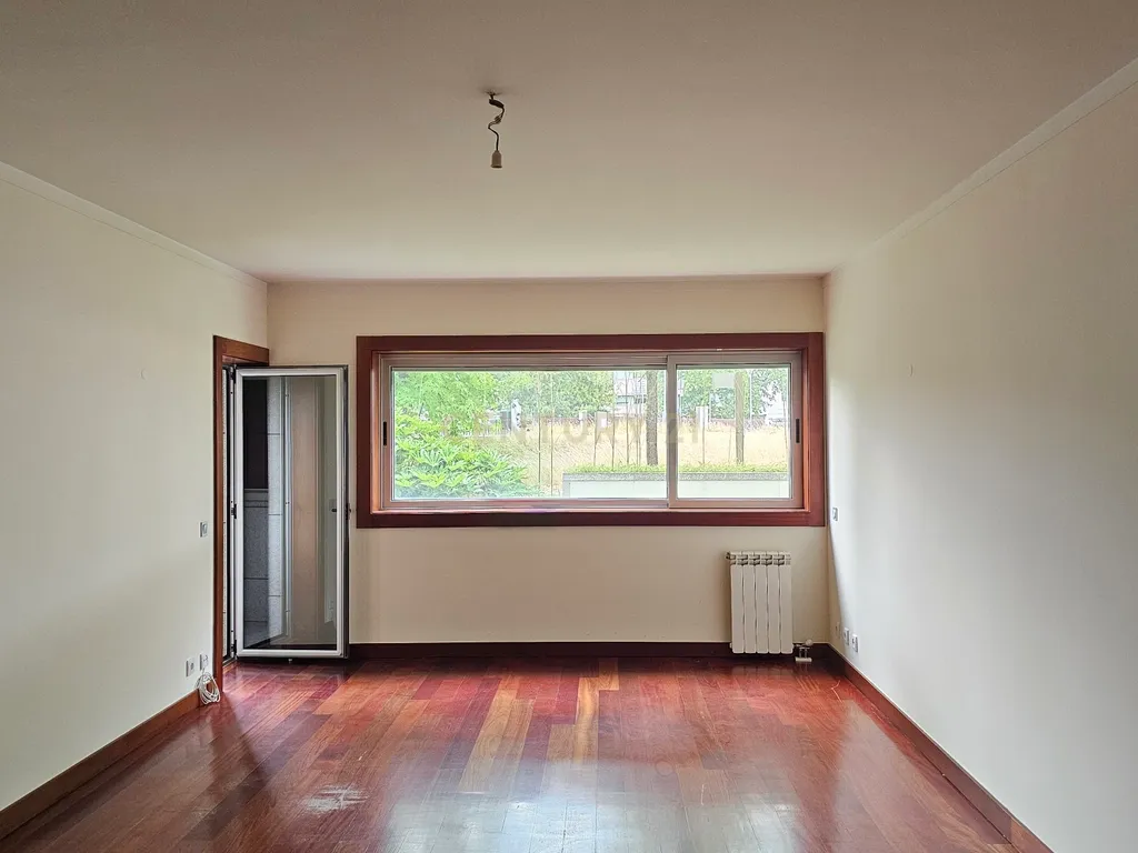 Apartamento T2 com varanda, garagem - Condomínio Fechado de referência Brandinhães, Cidade da Maia - Image 7