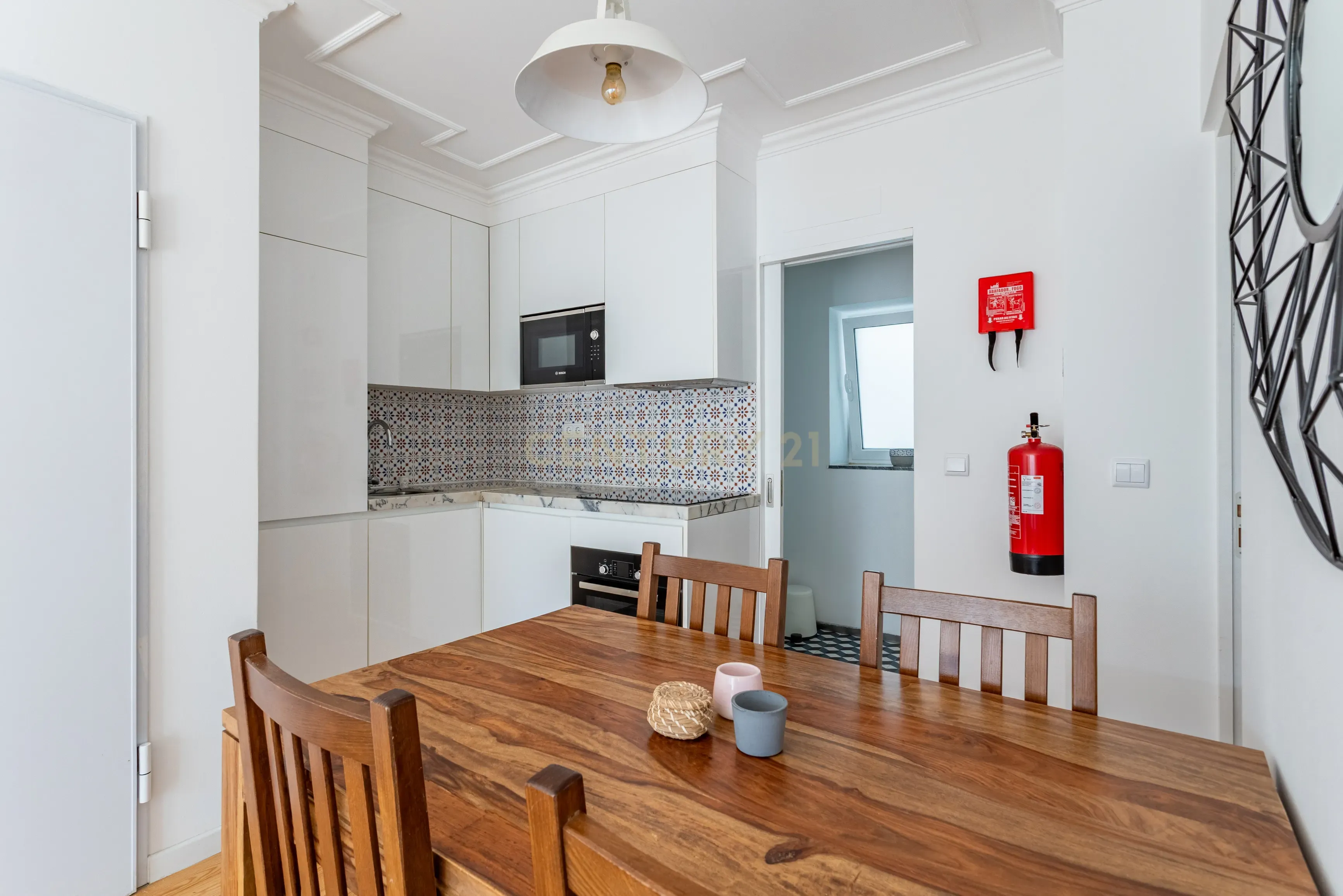 Apartamento T2 remodelado - Campo Mártires da Pátria - Image 5