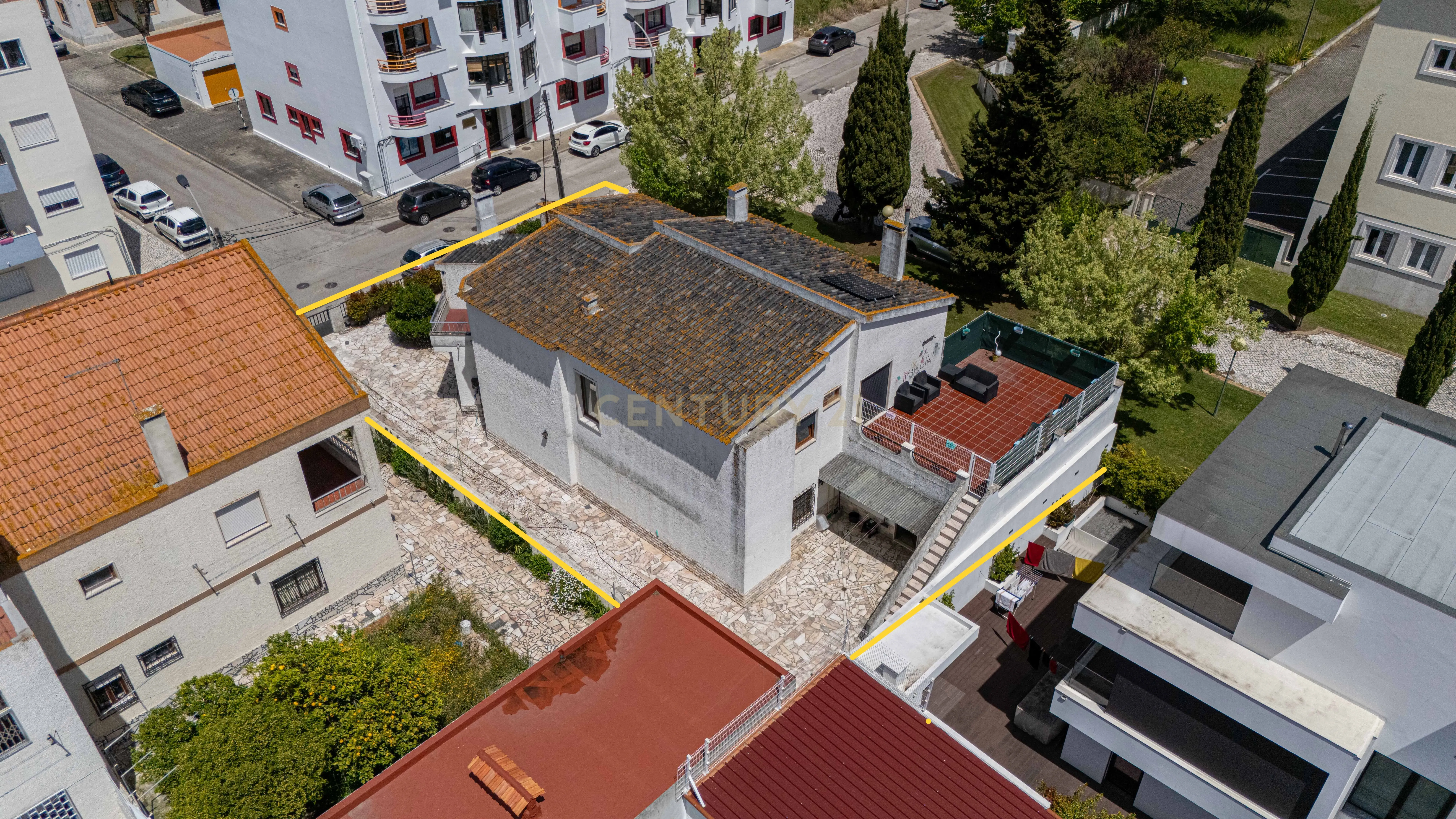 Moradia T6 no centro do Montijo com jardim e garagem - Image 57