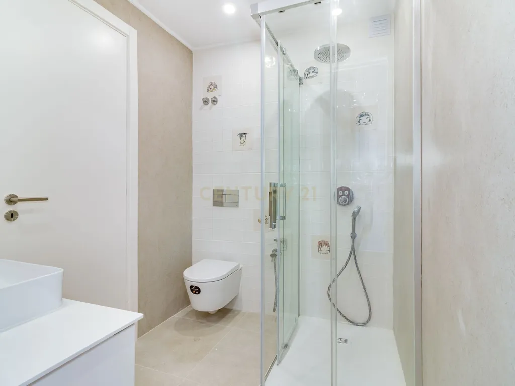 T3 TOTALMENTE RENOVADO COM VARANDA DE 21 m² NO CAMPO PEQUENO – LISBOA - Image 18