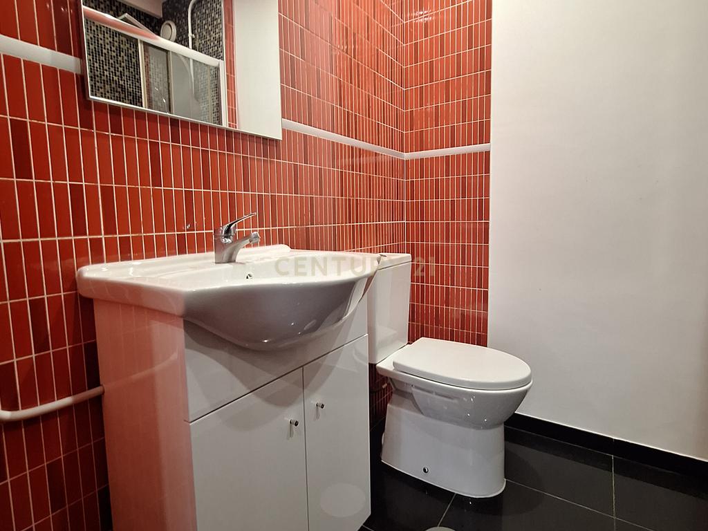 Excelente Apartamento T1 com Varanda, Garagem e Arrumos na Rua de Costa Cabral, Porto - Image 2