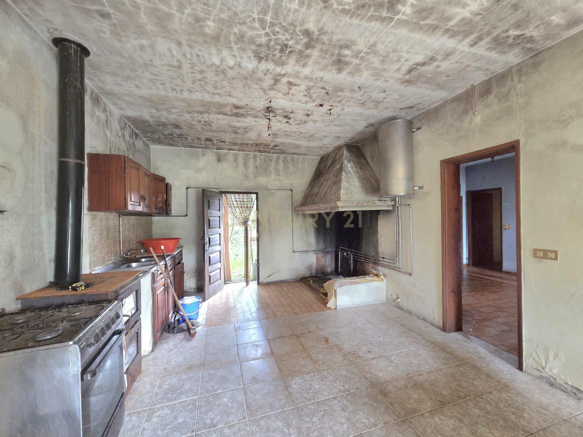 Fotografia 3 de Moradia T2 Térrea com Potencial para T3 | Terreno com Cerca de 1.000 m² | Próxima do Centro do Louriçal
