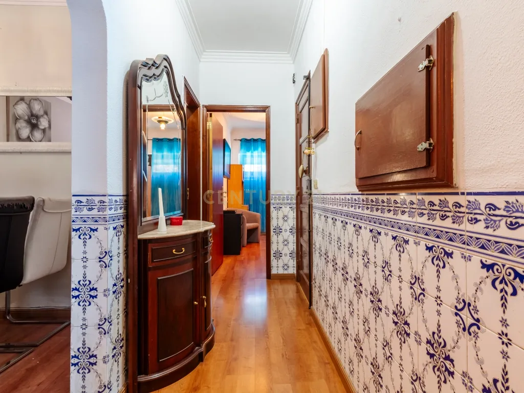 T2 com Potencial no Coração de Cacilhas Prático, Central e com o Charme da Tradição - Image 16