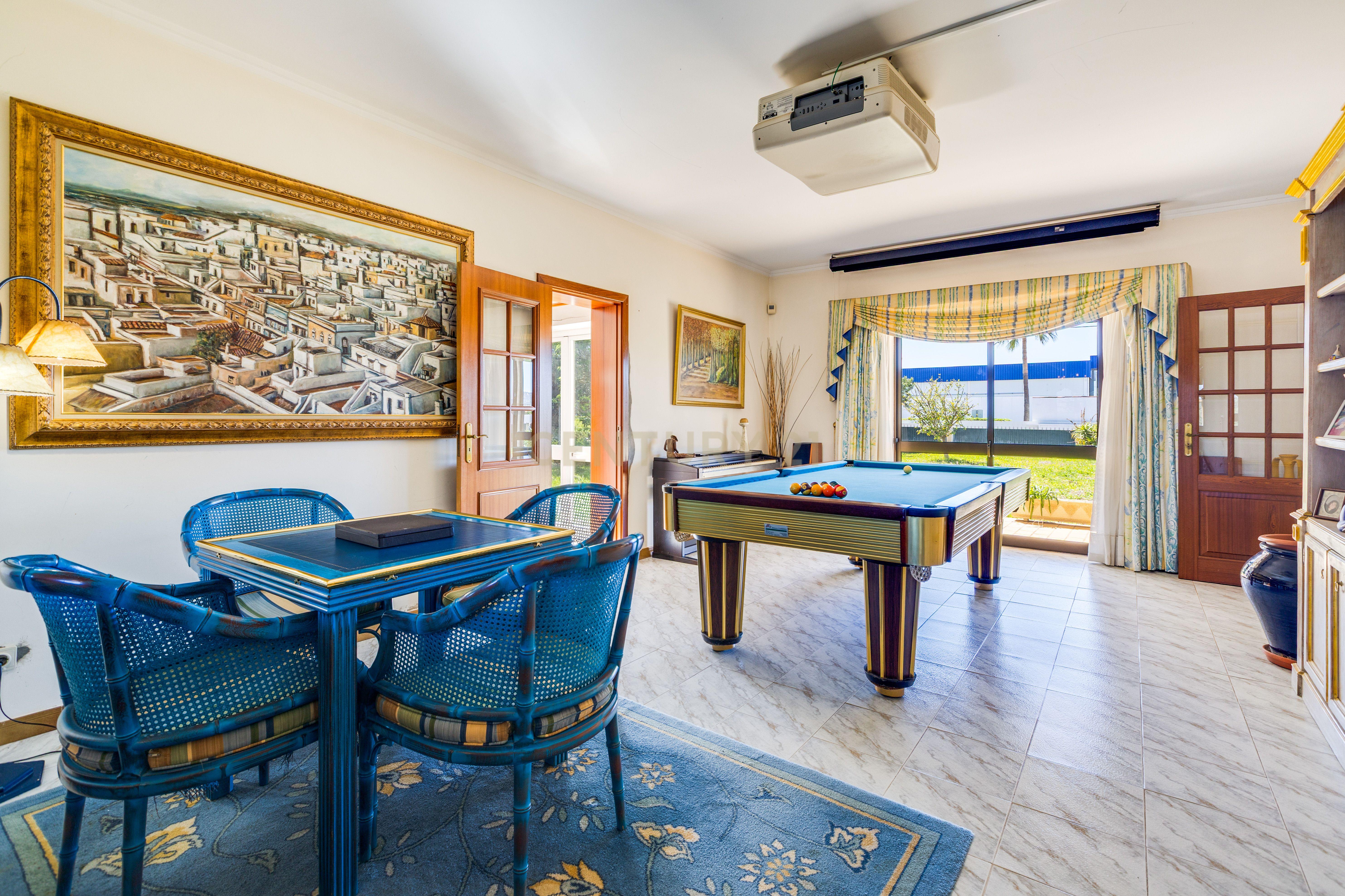 Fotografia 7 de Moradia T5 — Entre Olhão e Estoi | 5.000 m² de Terreno | Piscina | Garagem | Excelente Potencial de Renovação
