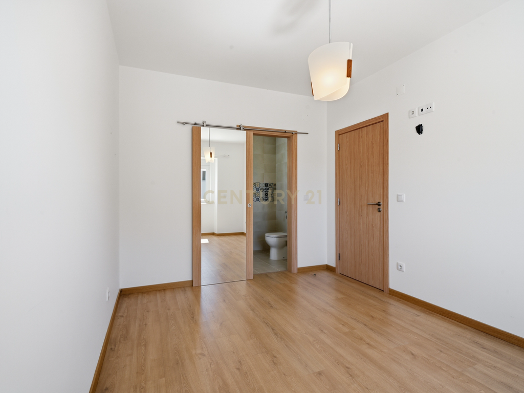 Moradia T4 Térrea Remodelada no Centro de Mafra | Privacidade, Conforto e Qualidade de Vida - Image 21