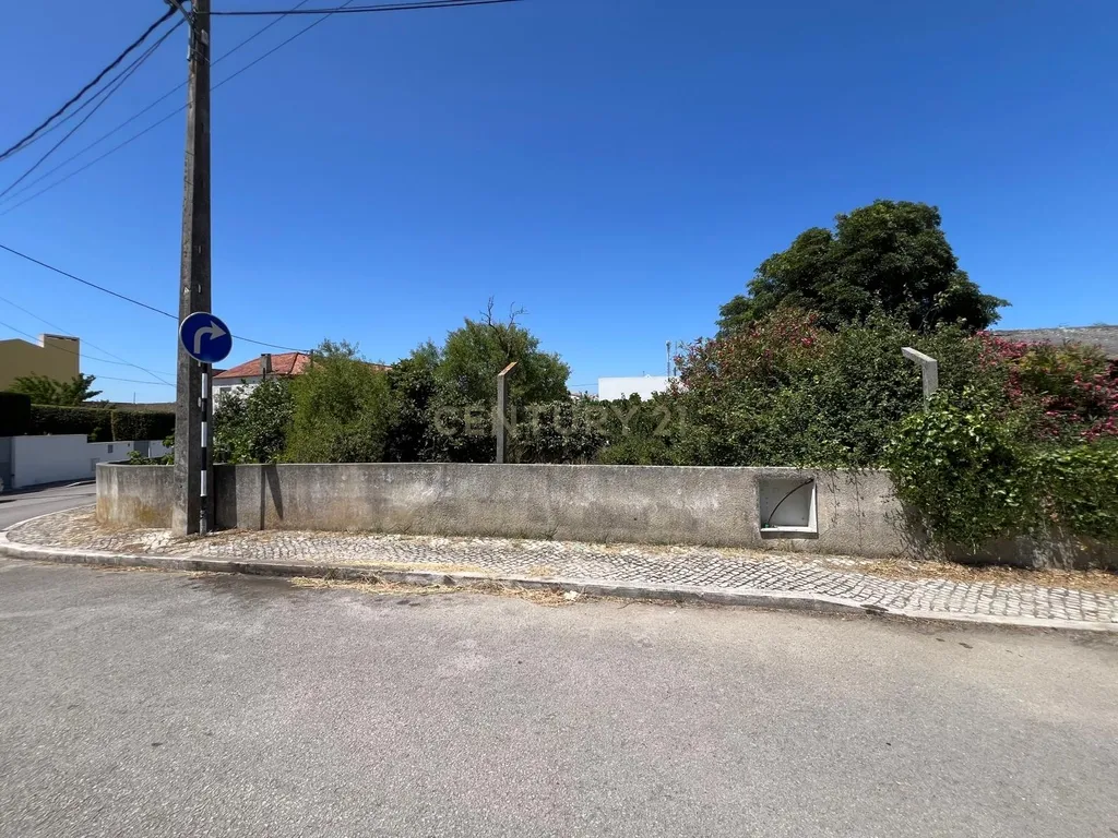 Terreno Urbano com 310 m2 na Charneca de Caparica - Image 2