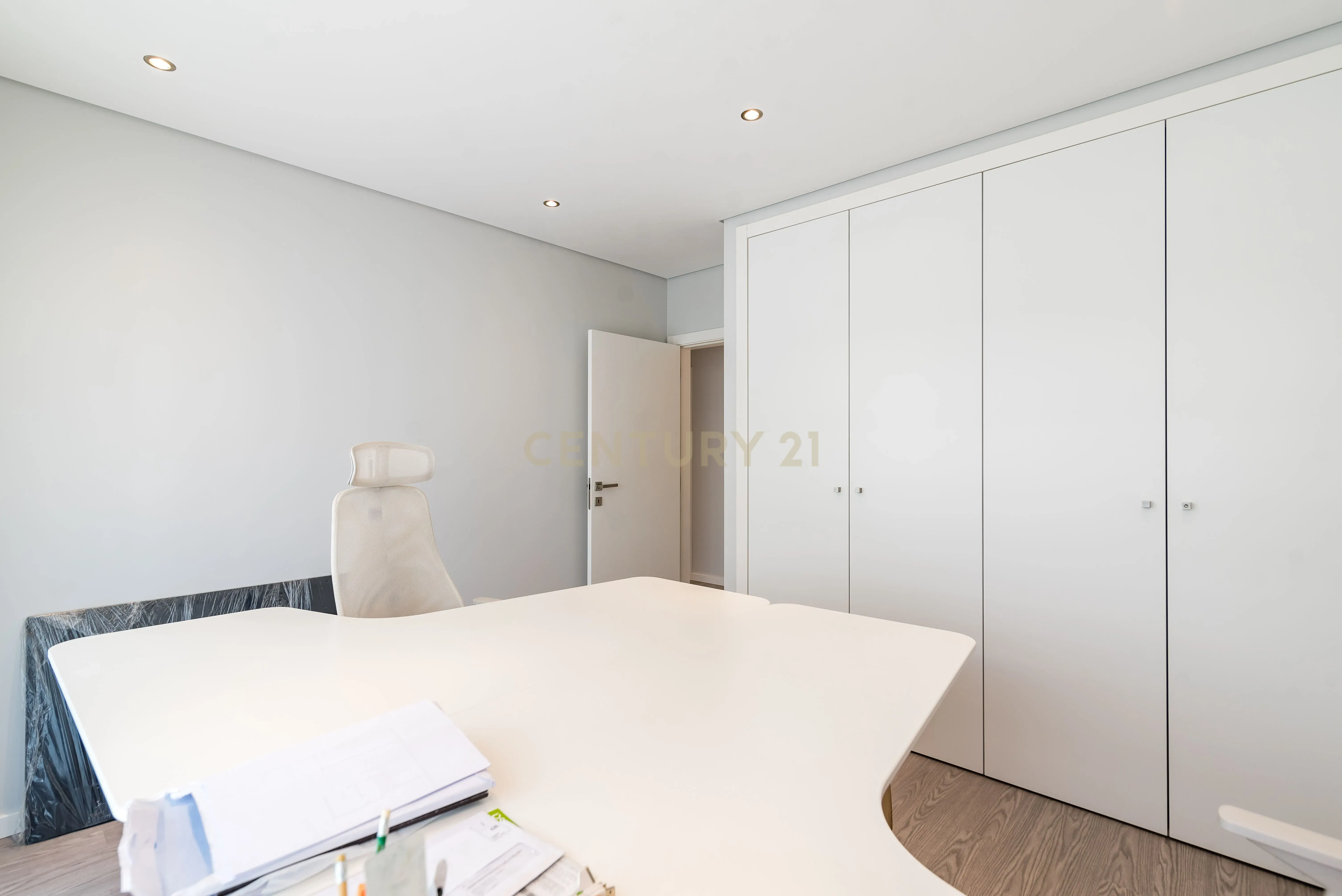 Luxuoso Apartamento T3 em Odivelas com Vista Panorâmica - Image 21
