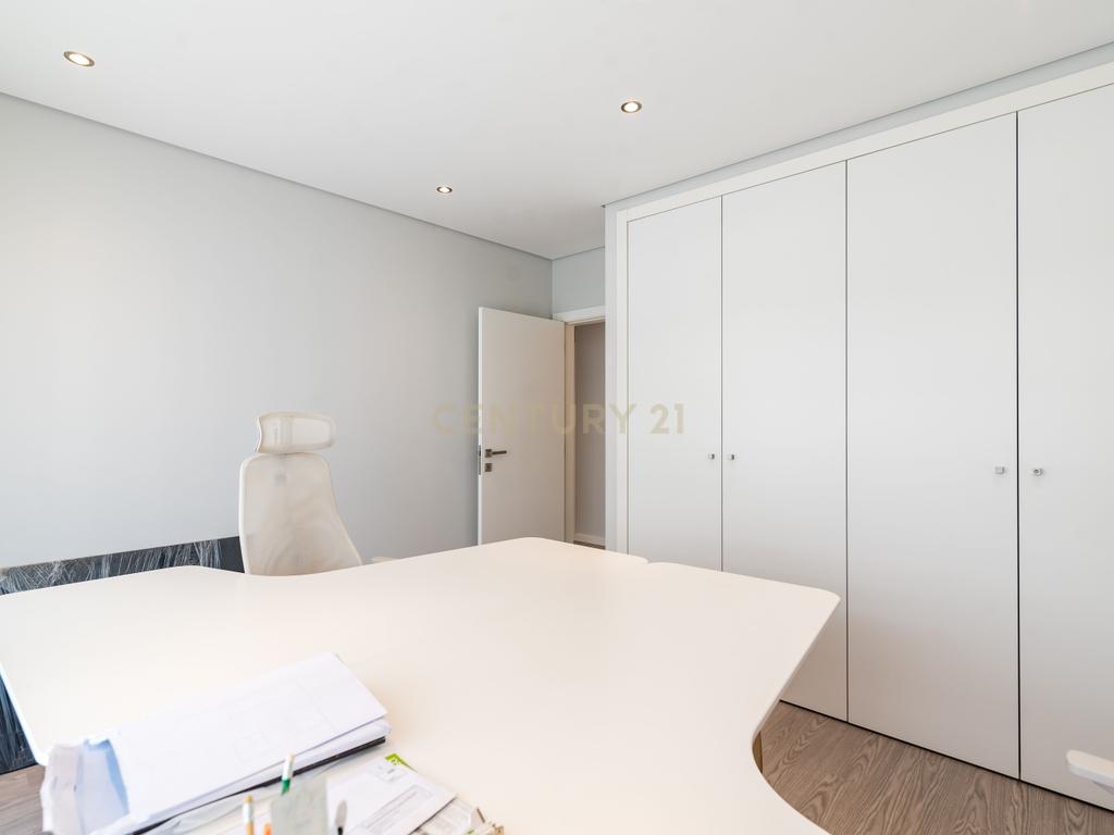 Luxuoso Apartamento T3 em Odivelas com Vista Panorâmica - Image 21