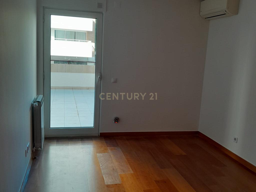 Fantástico T2 com Terraço e estacionamento, frente ao Parque das Conchas - Image 32