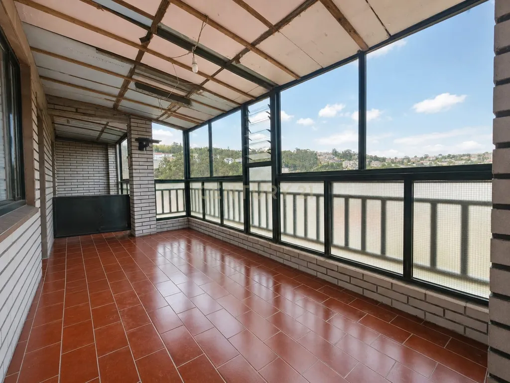 T3 com amplos terraços, vistas panorâmicas, elevador e garagem em São Pedro da Cova - Image 13