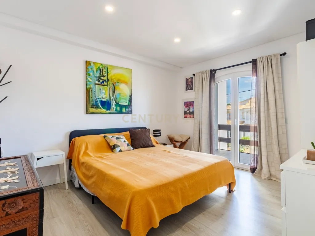 Moradia T4 como nova com piscina na Marisol em Lote de 500m² - Image 85