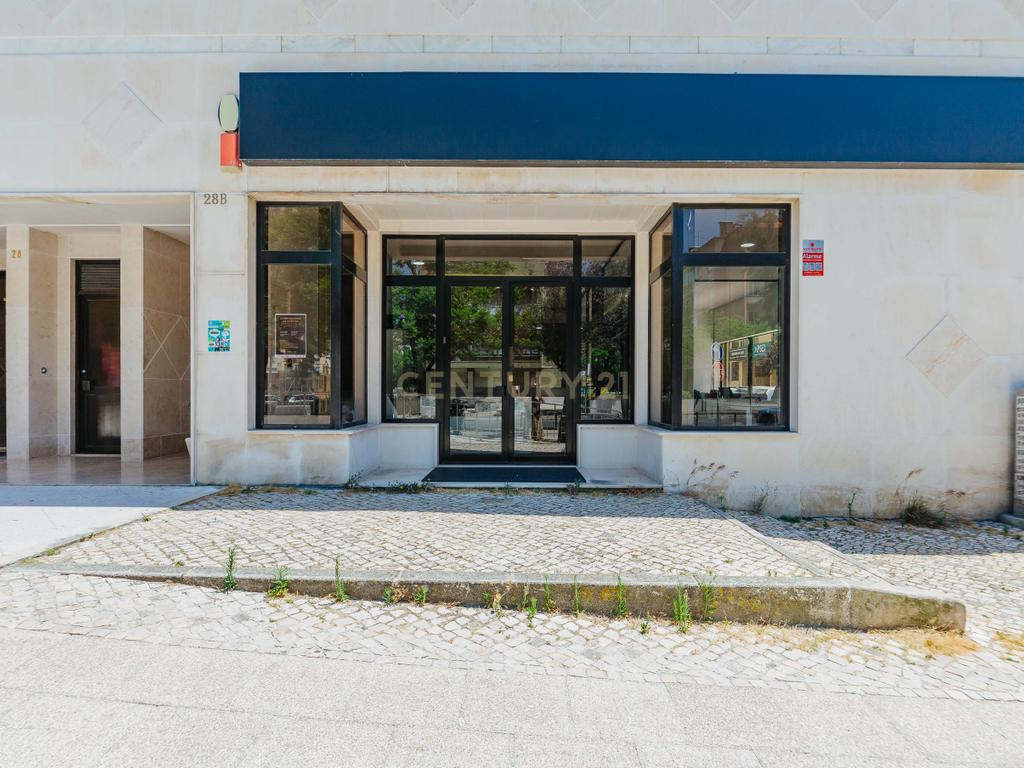 Loja com duas frentes em Sacavém, Loures - 120m² - Image 2