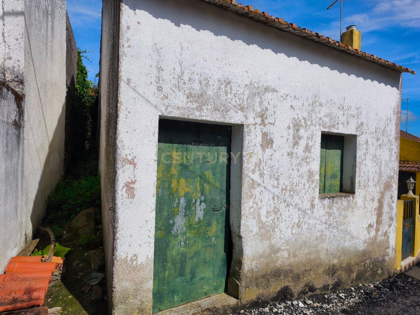 Arrecadação com Potencial de Transformação em Alojamento Local, Vila Chã - Alenquer