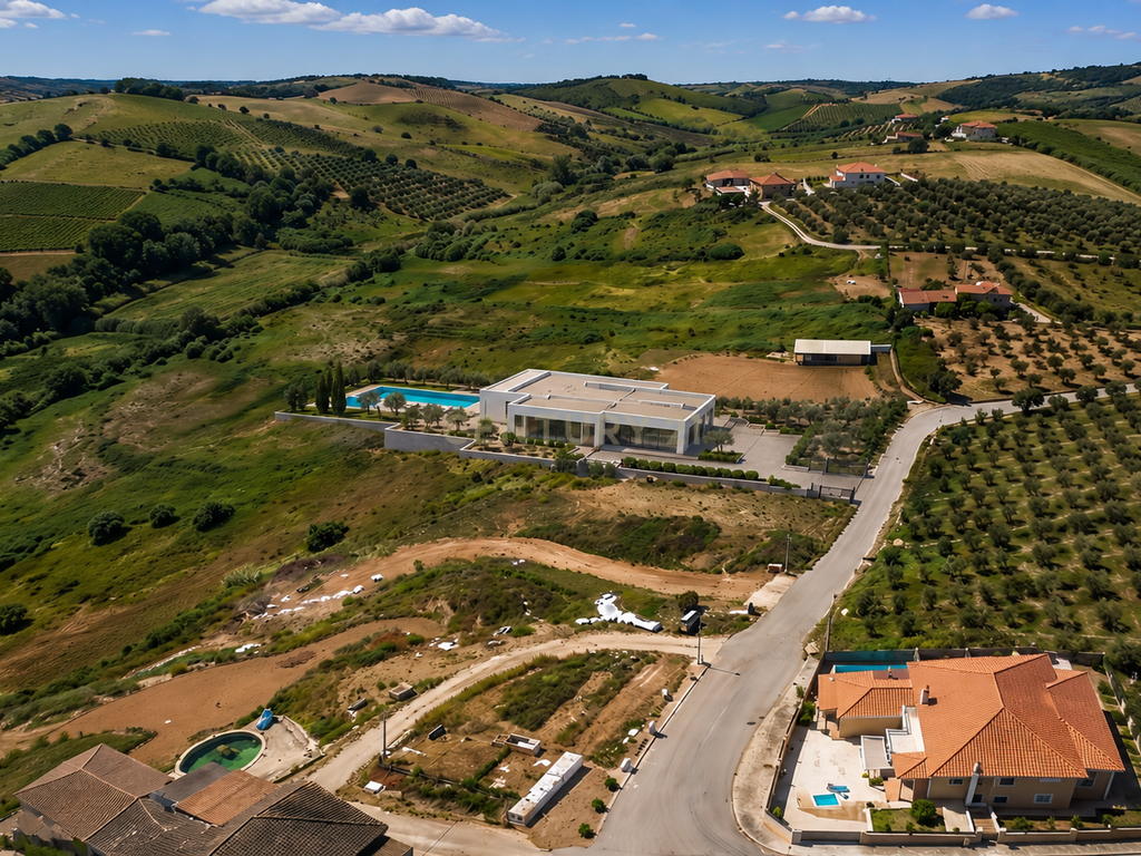Terreno com PIP aprovado | 3.680 m² | Vista Serra de Montejunto - Image 3