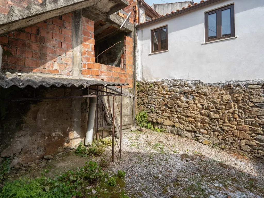 Moradia para reconstrução - Semide - Image 40