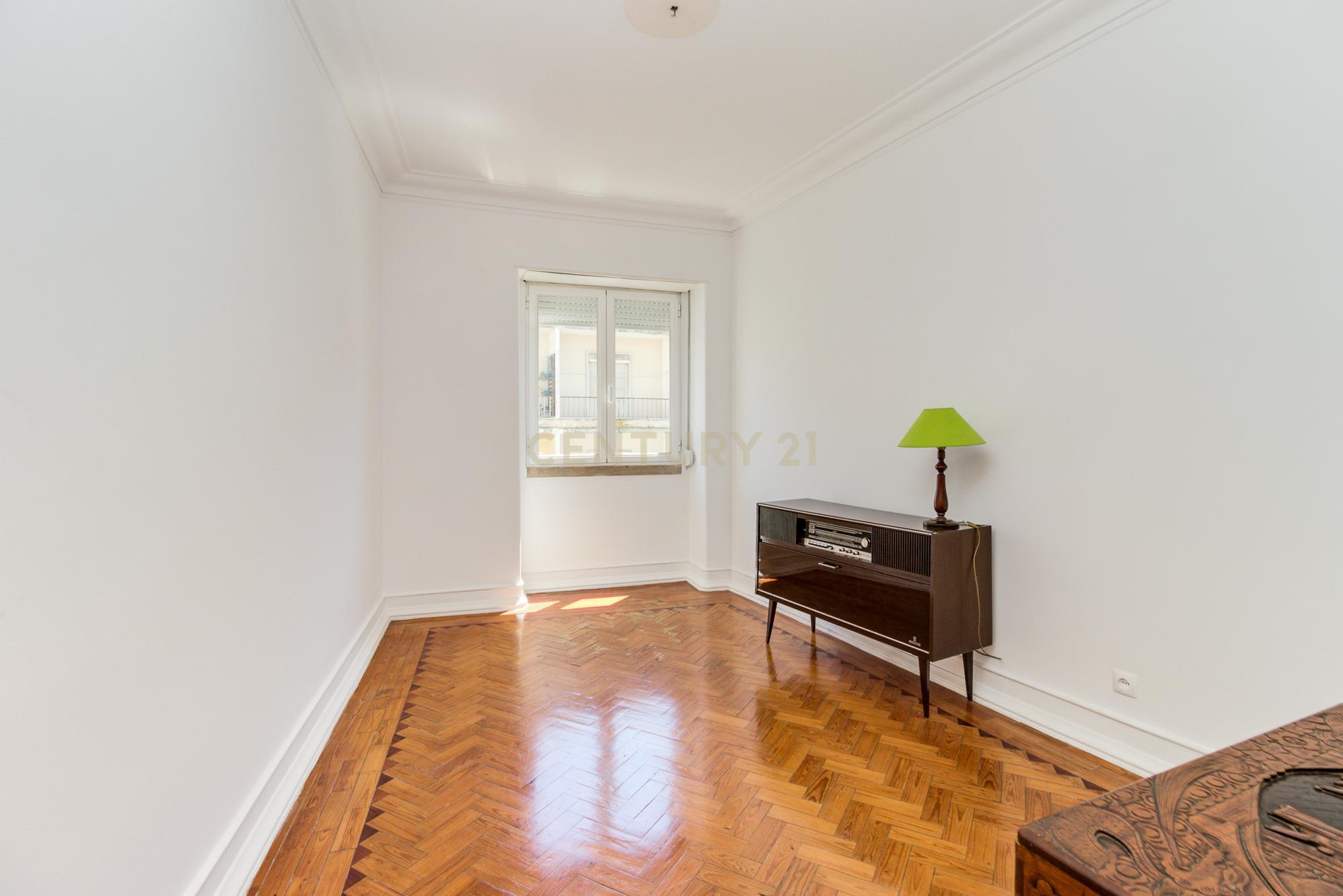 Apartamento T3 em Lisboa - Oportunidade Única  - Image 2