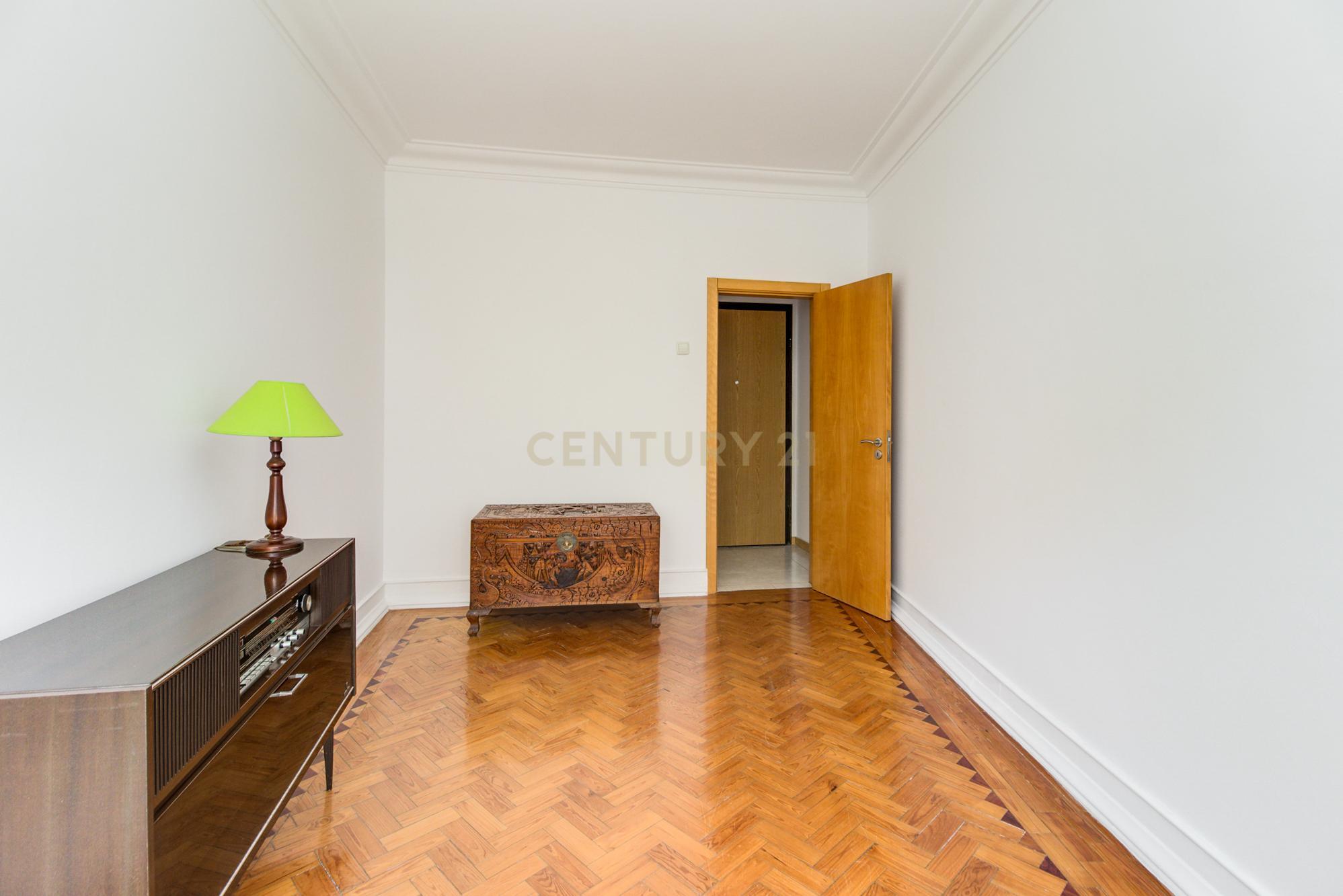 Apartamento T3 em Lisboa - Oportunidade Única  - Image 3