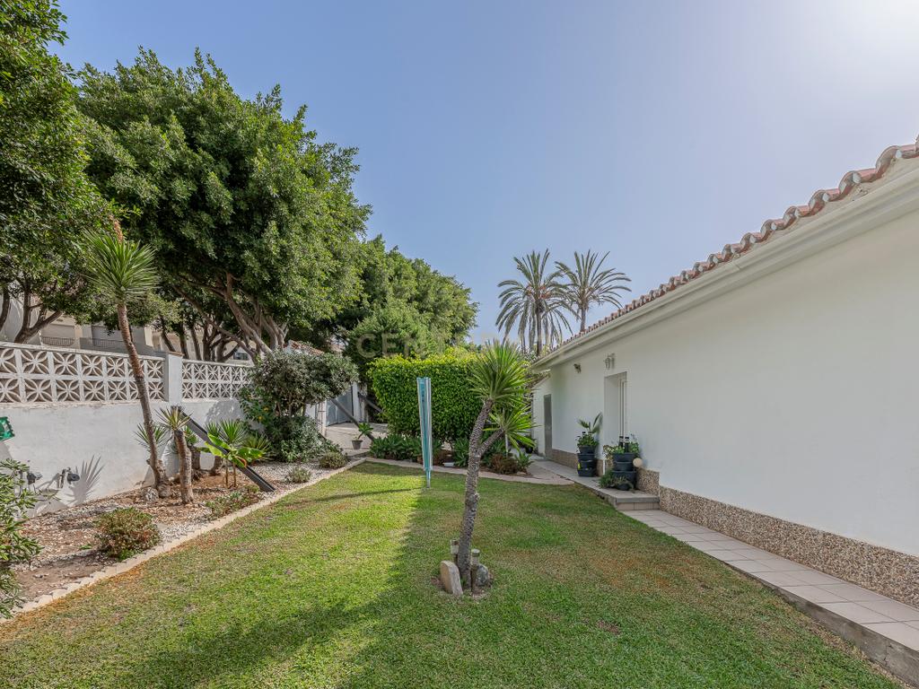 Oportunidade em Marbella: Propriedade nua de casa com jardim a poucos metros da praia - Image 24