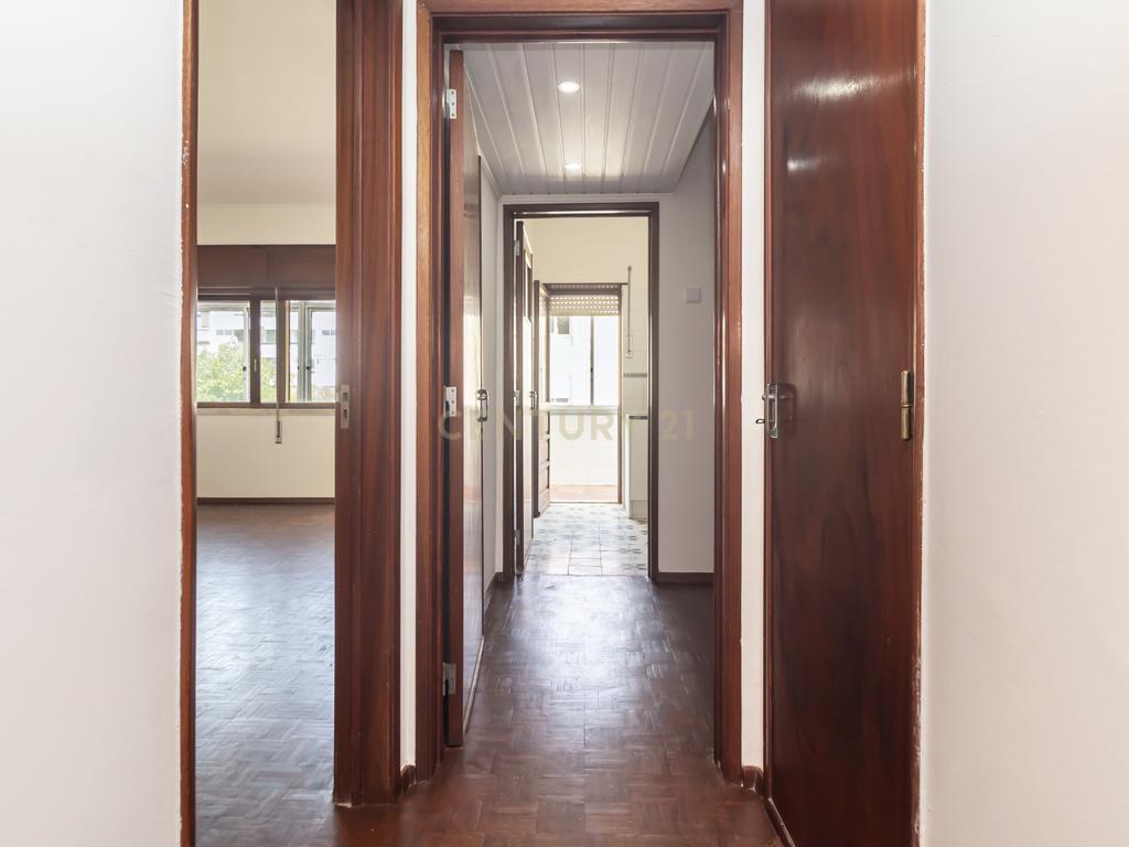 Apartamento T2 para arrendamento no centro da Costa da Caparica - Image 10
