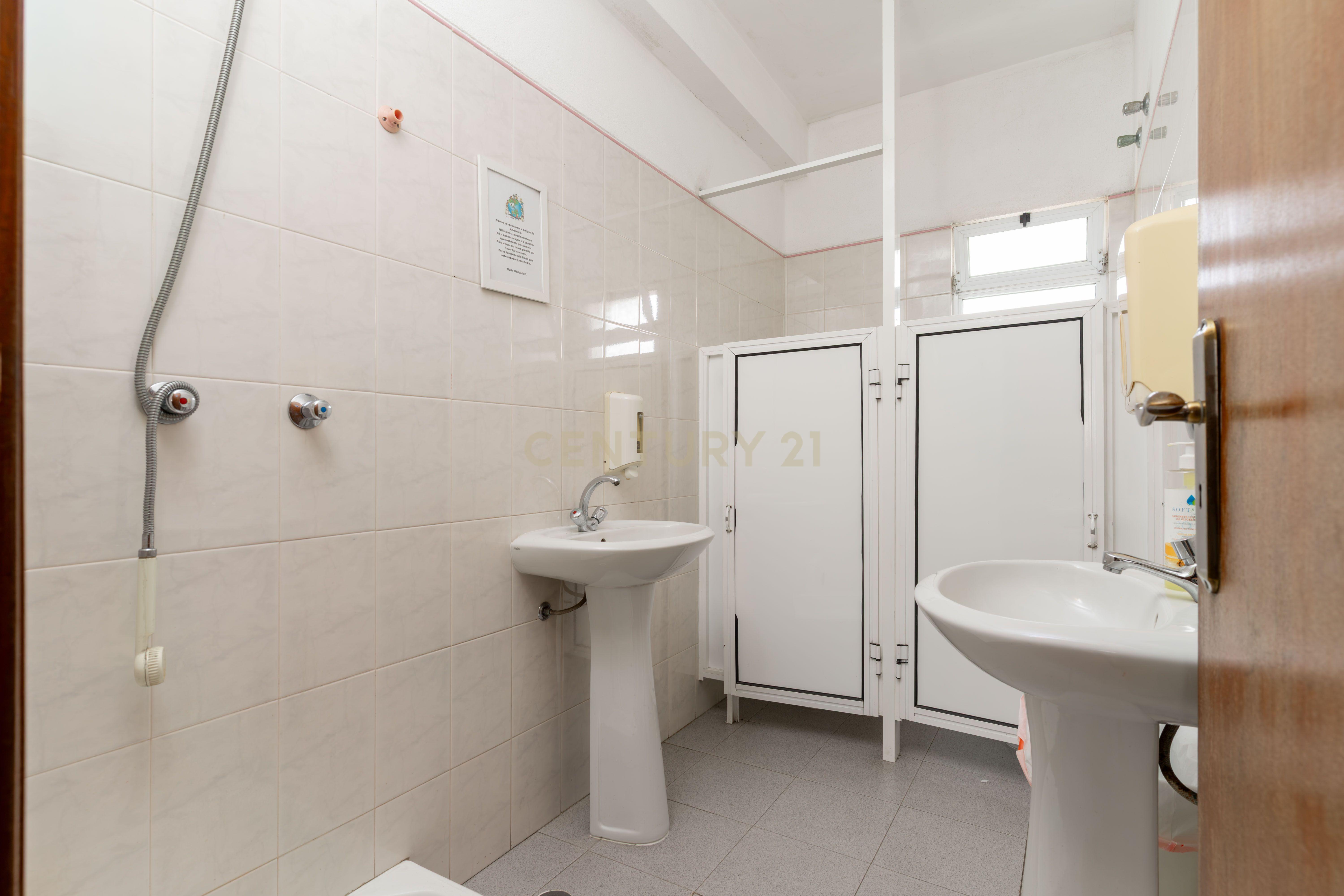 Fotografia 7 de Excelente Oportunidade de Investimento na Arrentela - Espaço Comercial com Potencial