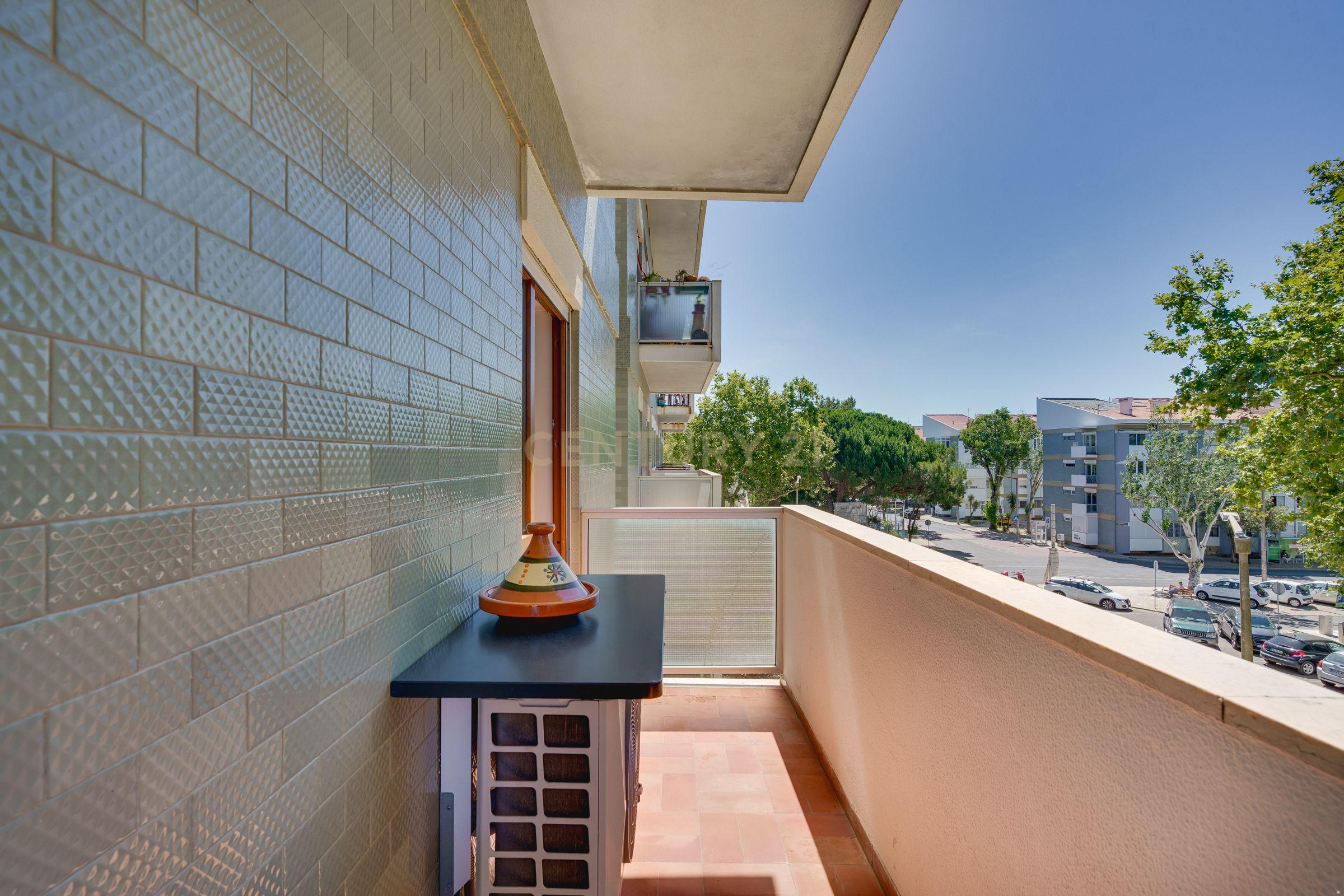 Fotografia 12 de Apartamento T3 | São João do Estoril | 2º Andar | Renovado | 120m² | 2 min Praia | Comboio à Porta