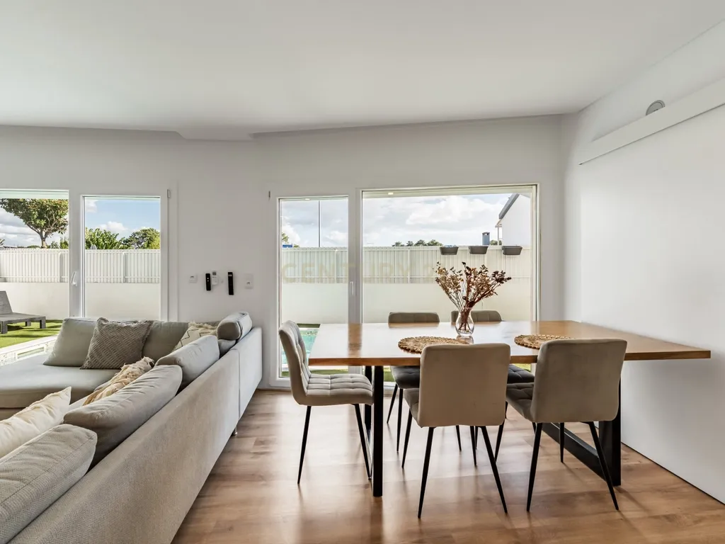 Moradia T4 Contemporânea com piscina, na Aroeira, perto do golf e praias - Image 18