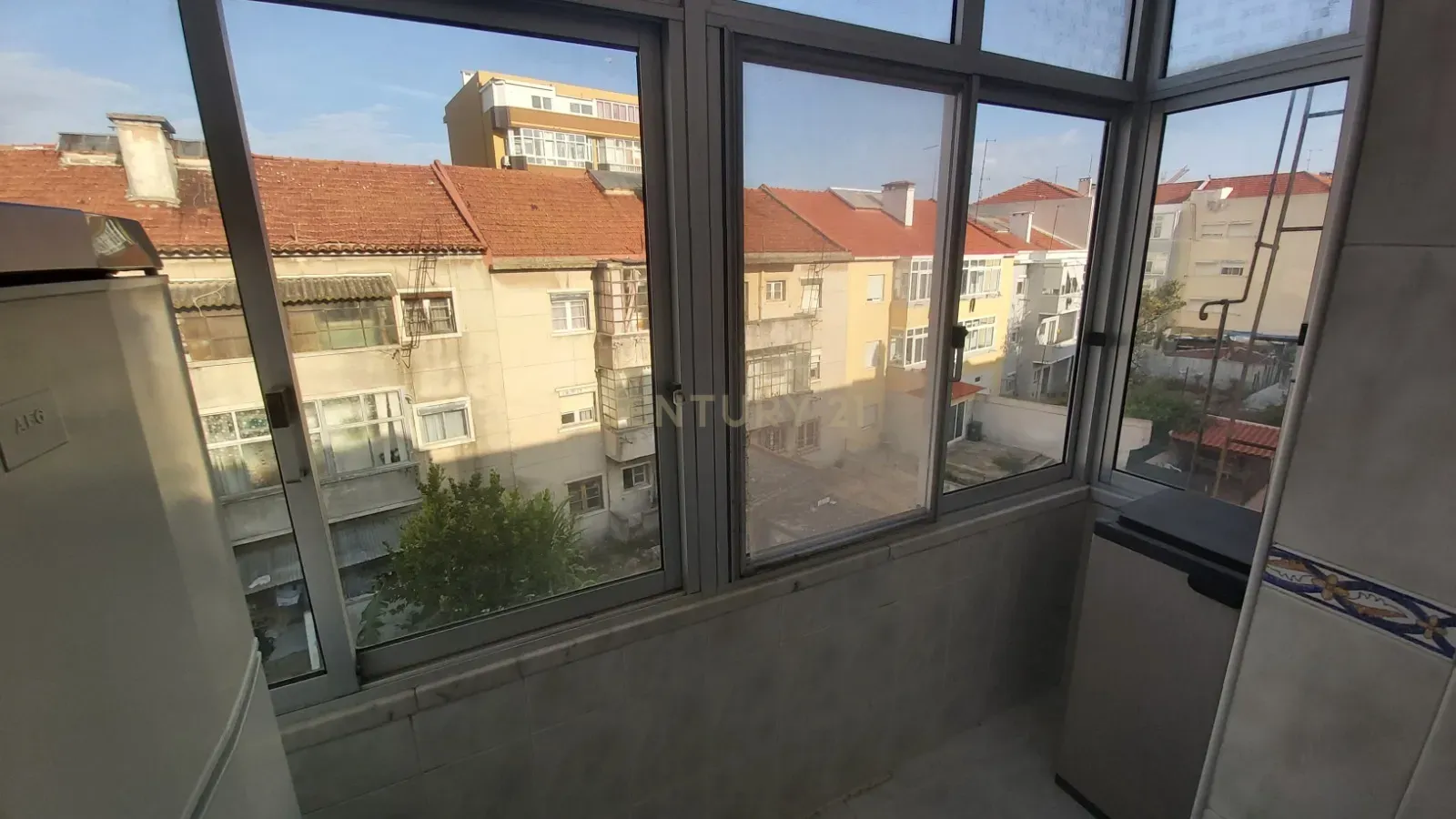 Fotografia 3 de Apartamento T2 em Almada na Av. Nuno Alvares Pereira.