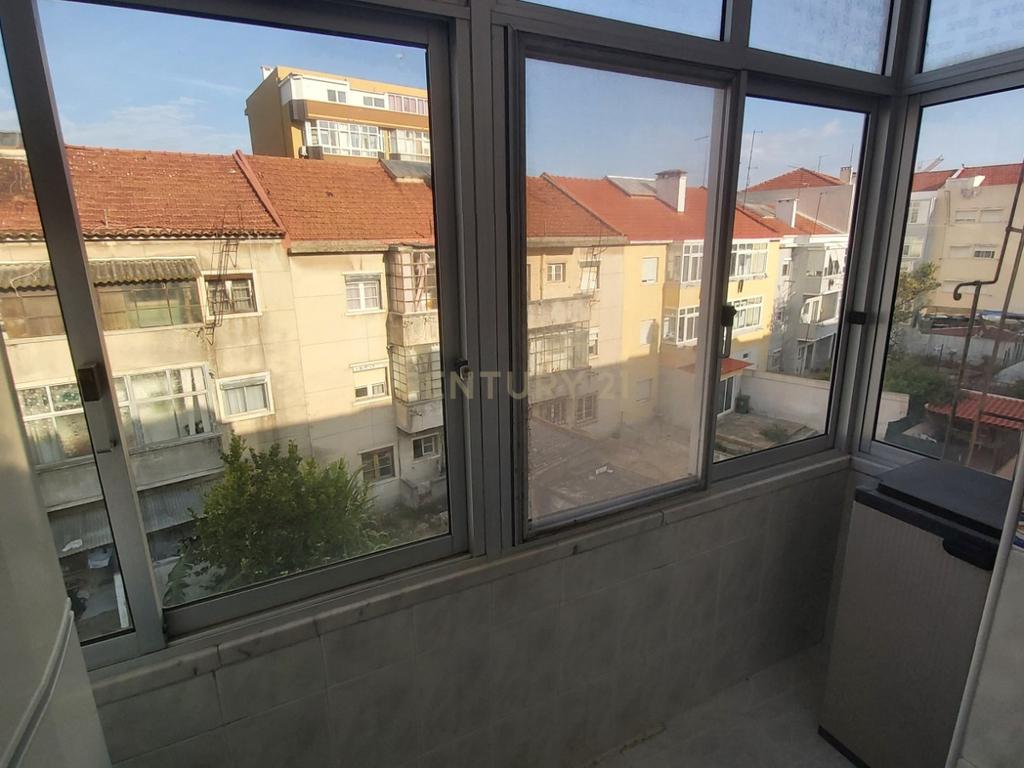 Apartamento T2 em Almada na Av. Nuno Alvares Pereira. - Image 3