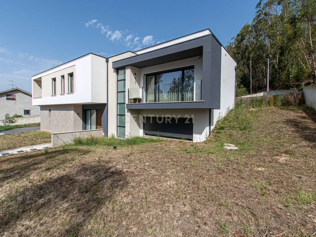 Moradia T4 semi-nova com Piscina, Garagem + Parcela de Terreno Rústico e Vista Serra | Salgueiro, Pombal - Image 2