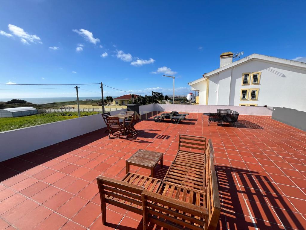Moradia com quatro apartamentos independentes, três T2 e um T3 em Atouguia da Baleia. Ideal para famílias ou grupos, preparada para turismo ou para arrendamento de longa duração. - Image 57