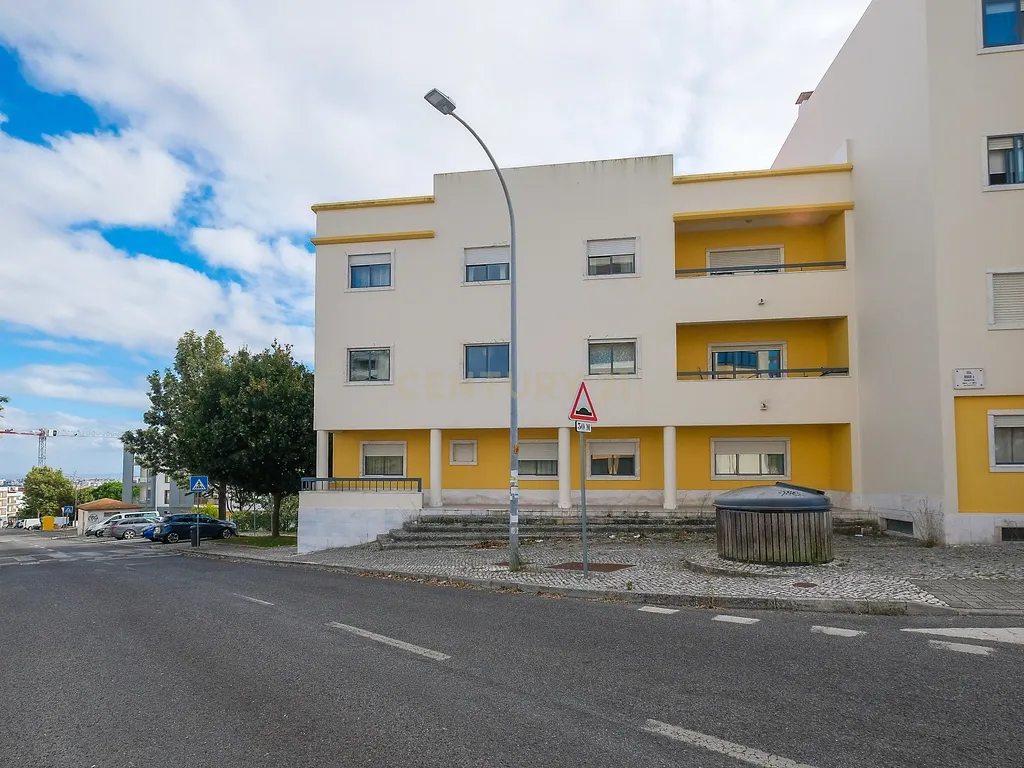 Apartamento T3 com Excelentes Áreas e Garagem na Urbanização Moinho do Guizo – Mina de Água, Amadora - Image 34