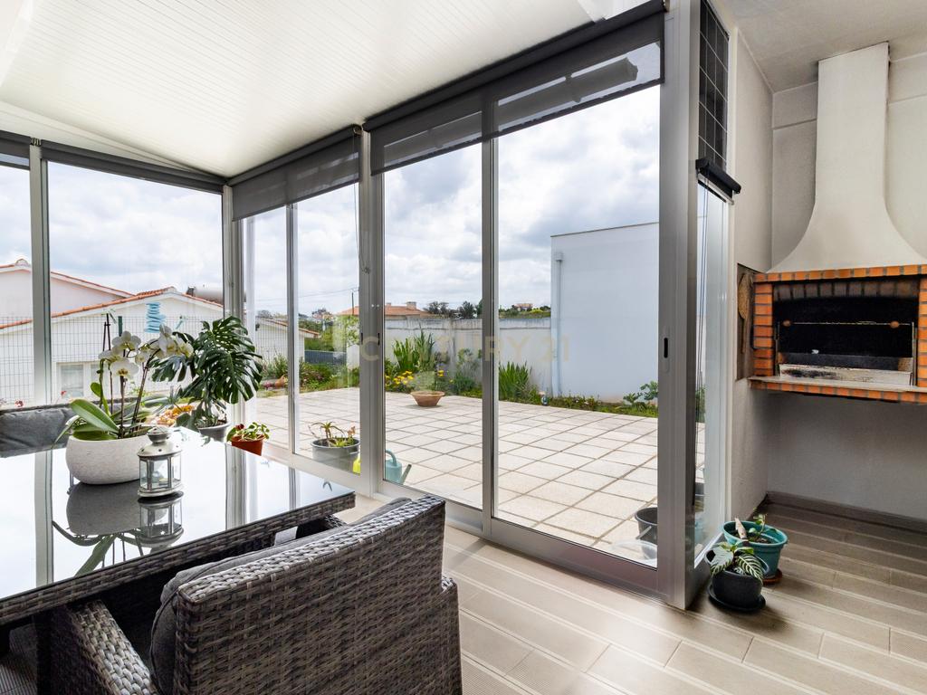 Excelente Moradia T3 Térrea SEMI-NOVA em Alcobaça com Jardim e garagem - Image 4