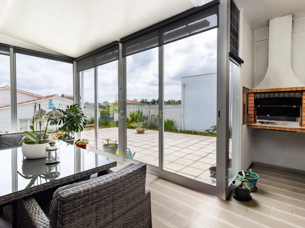 Excelente Moradia T3 Térrea SEMI-NOVA em Alcobaça com Jardim e garagem - Image 4
