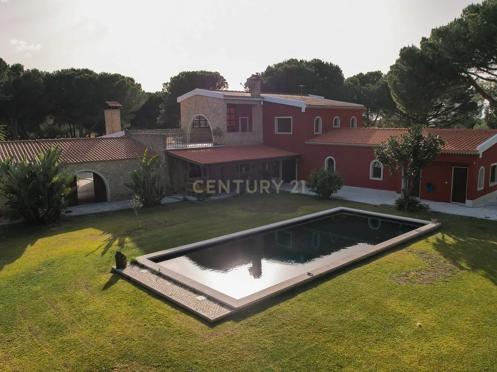 Fabulosa Quinta com lote de terreno de 22.381 m2, onde se encontra inserida uma moradia composta por dois pisos, com uma área bruta de 623 m2, uma área útil de 304 m2 e uma área bruta dependente de 319 m2, localizada em Santo Isidro de Pegões, na zona de Pegões, a pouca distância das belas praias de Setúbal. - Image 103