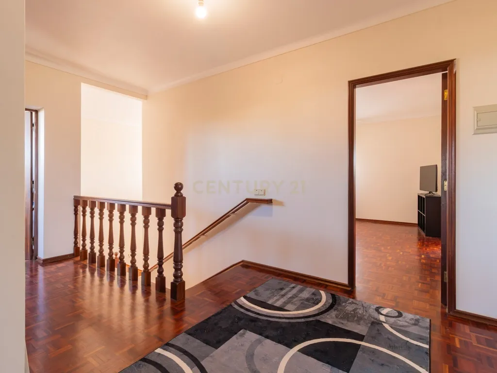 Moradia T5 com terreno - Image 9