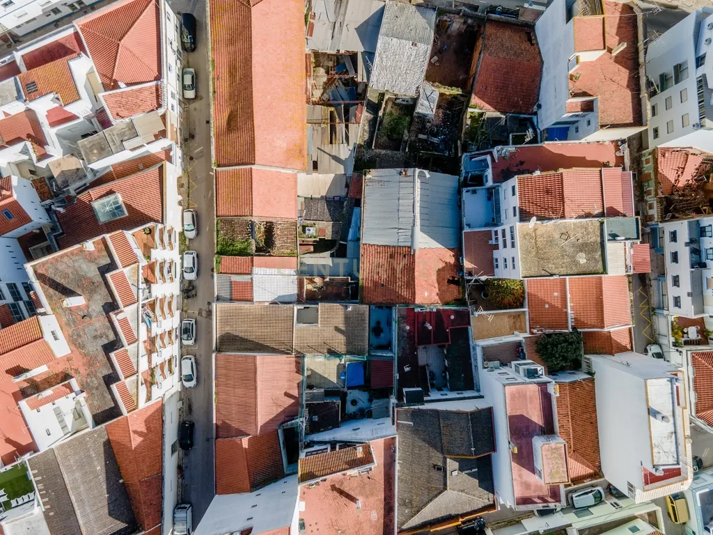 OPORTUNIDADE DE INVESTIMENTO - Edifício térreo 323m2 para recuperação no Centro Portimão - Image 19