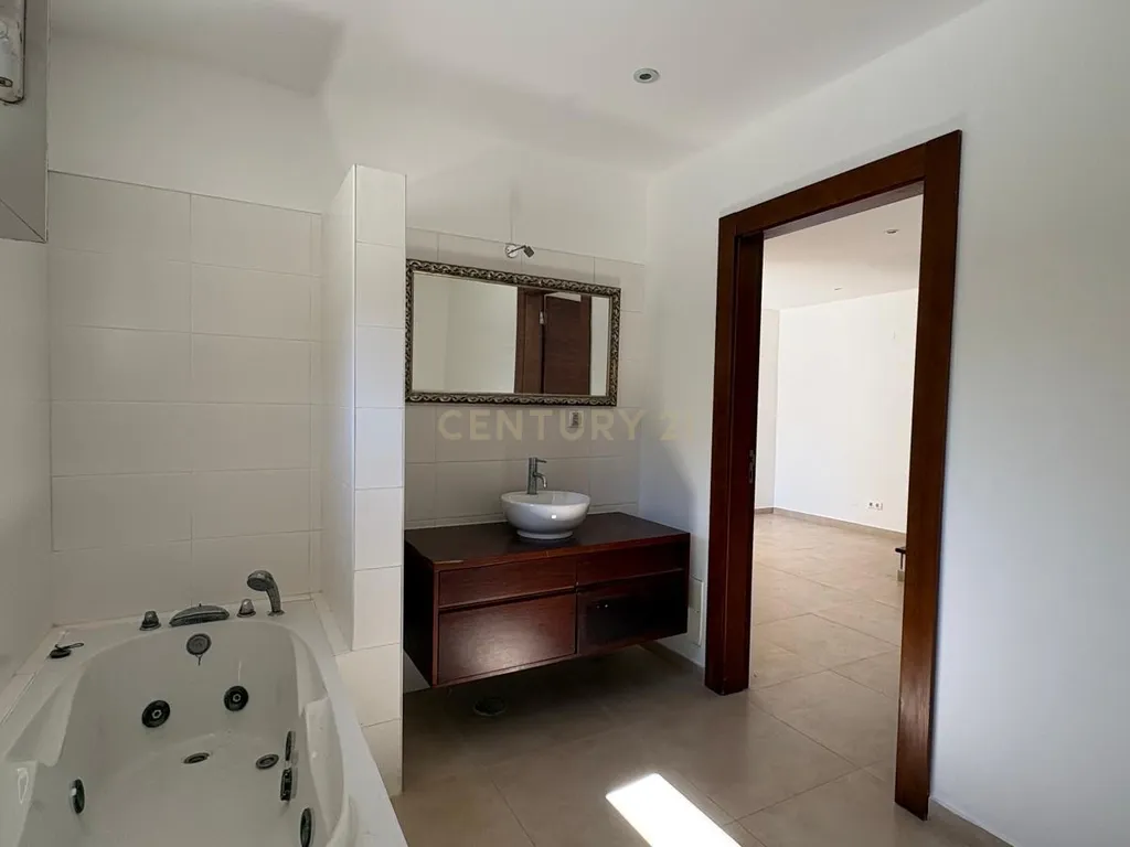 Moradia T4 com amplo lote de 1.262 m² e grande potencial - Image 7