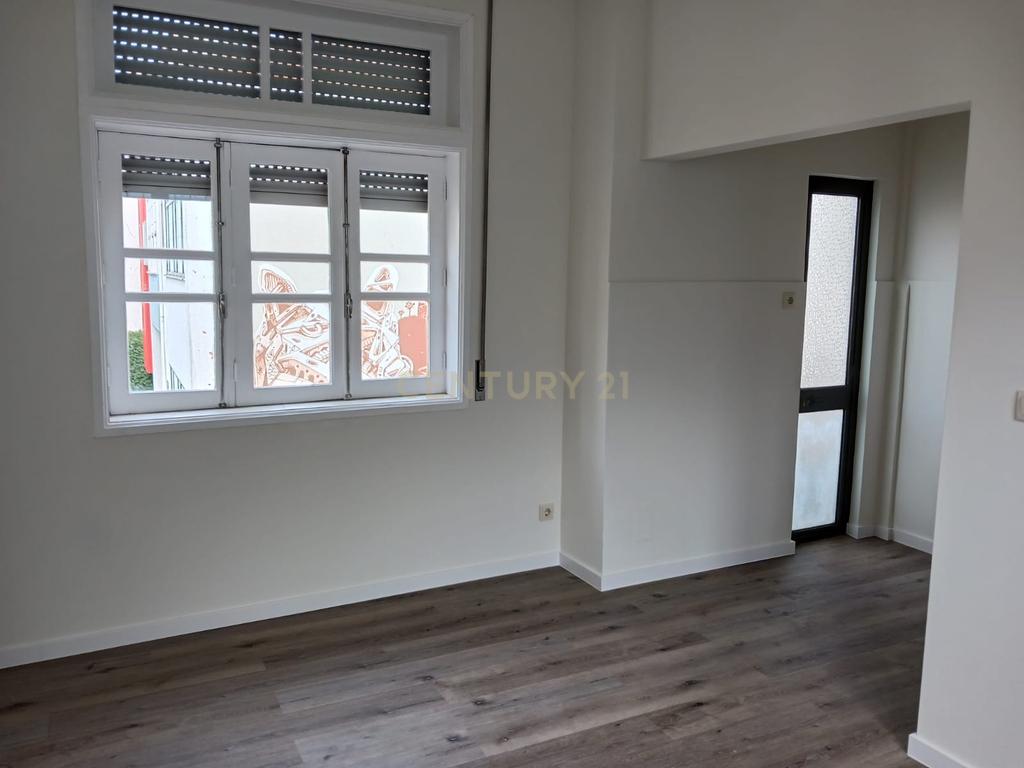 Arrenda-se Apartamento T2 no Porto – Localização Privilegiada com Garagem Fechada - Image 19