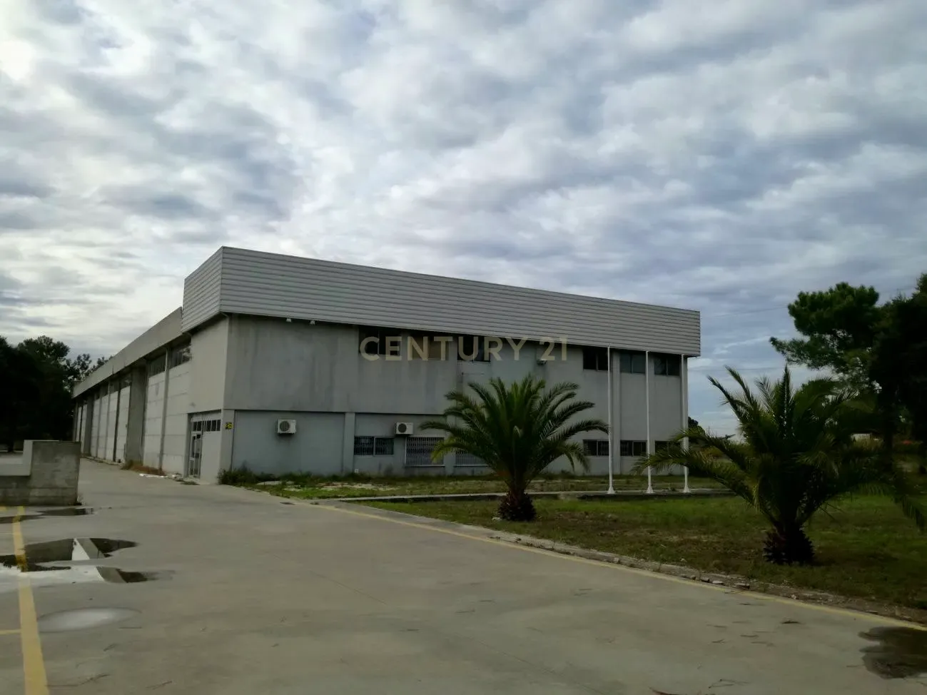 Armazém Industrial com 2.000 m² implantado em terreno de 16.188 m² – Quinta do Anjo - Image 1